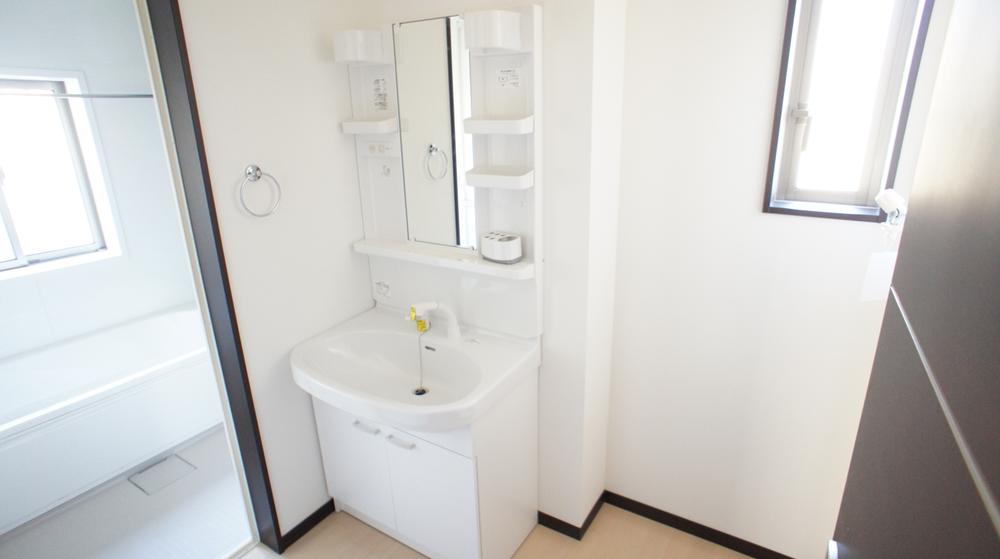 Wash basin, toilet. Same specifications Photos