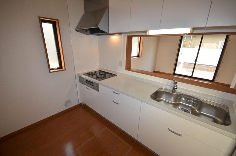 Kitchen. With water purifier