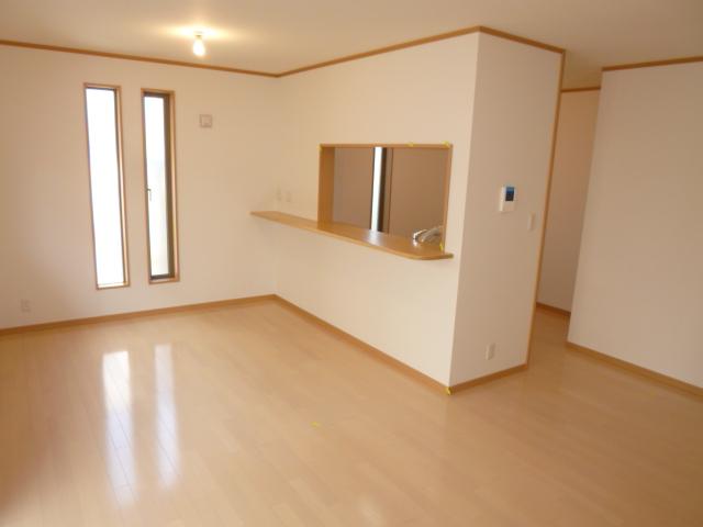 Living. ● nature and likely to family gatherings in the same specification ● bright and airy facing the south LDK