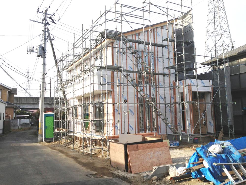 Local photos, including front road. (1) Building: local (December 9, 2013) Shooting