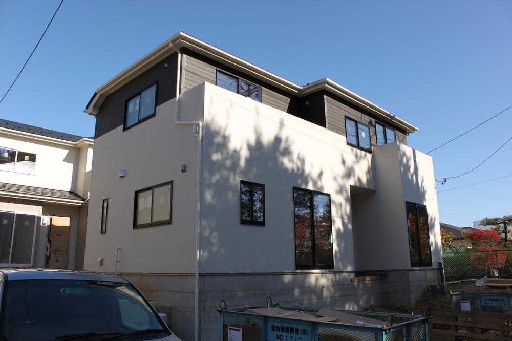 Local photos, including front road. Good per sun in the south road