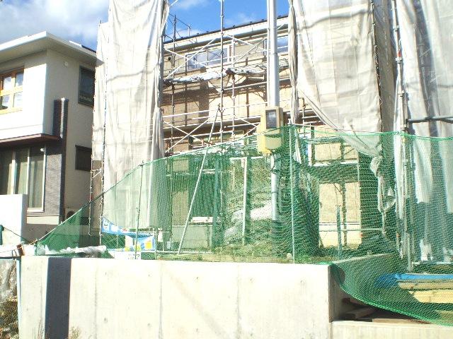 Local photos, including front road. (1) Building: local (October 2013) Shooting