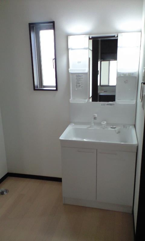 Wash basin, toilet. Same specifications 1 Building