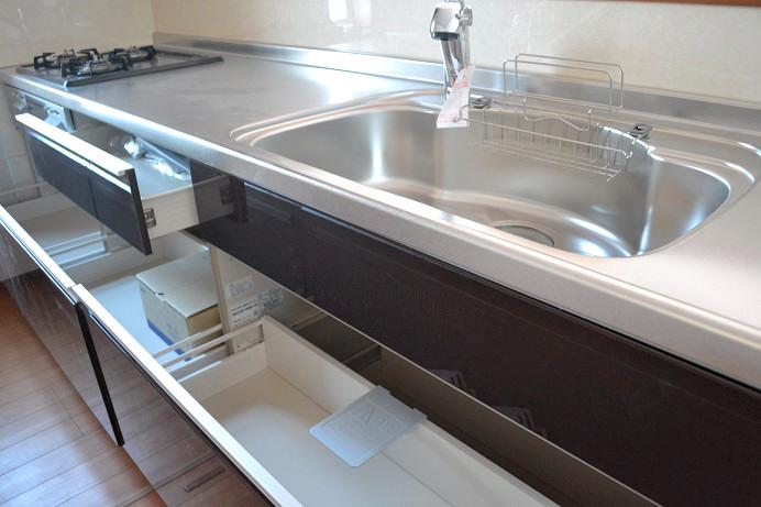 Kitchen. Same specifications Quiet sink has greatly reduce the sound and tableware sound around the splashing of water fitted with a damping material on the back side of the sink bottom. Also Serapaneru is wallpaper material of antibacterial specifications clean keep the kitchen wall with a simple care (^ 0 ^) / Water purifier on earth