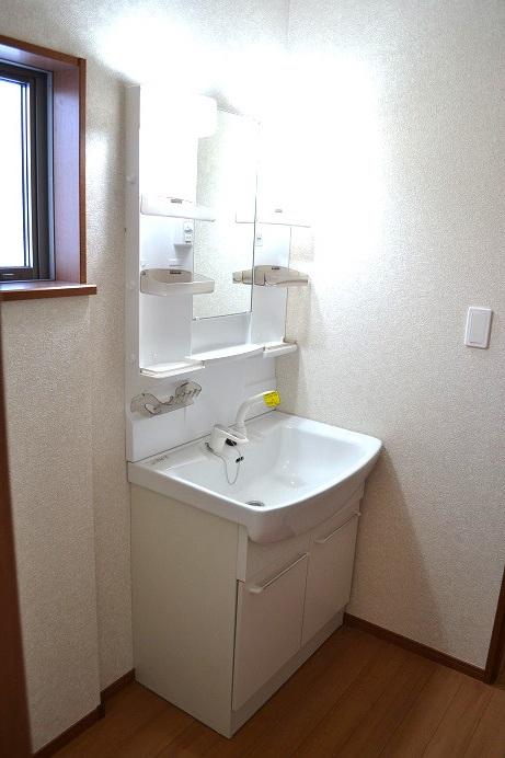 Wash basin, toilet. Same specifications Ceramic surface ball is flat bottom, Not to interfere with the hose-type single lever shower faucet, Cleaning supplies such as buckets and brushes also entire storage wide base cabinet