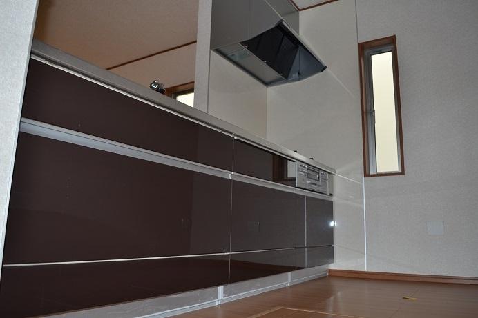 Kitchen. Same specifications Quiet sink has greatly reduce the sound and tableware sound around the splashing of water fitted with a damping material on the back side of the sink bottom. Also Serapaneru is wallpaper material of antibacterial specifications clean keep the kitchen wall with a simple care (^ 0 ^) / Water purifier on earth