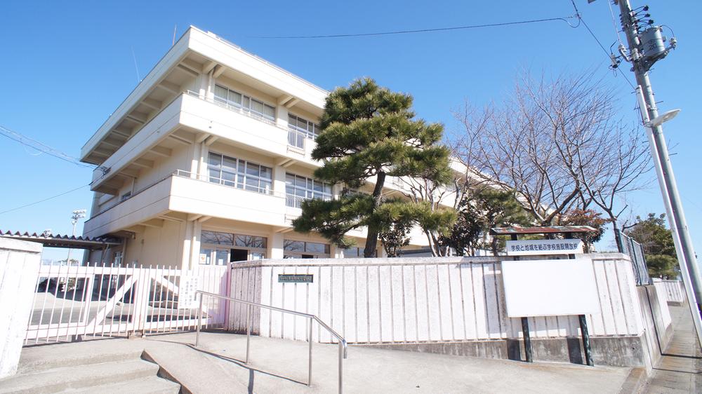Primary school. 1200m to the east, Shiromaru elementary school