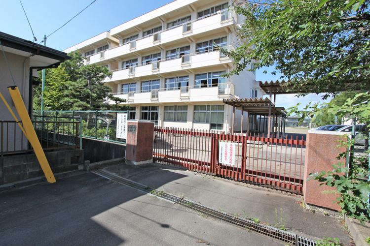 Junior high school. Fukurobara 930m until junior high school