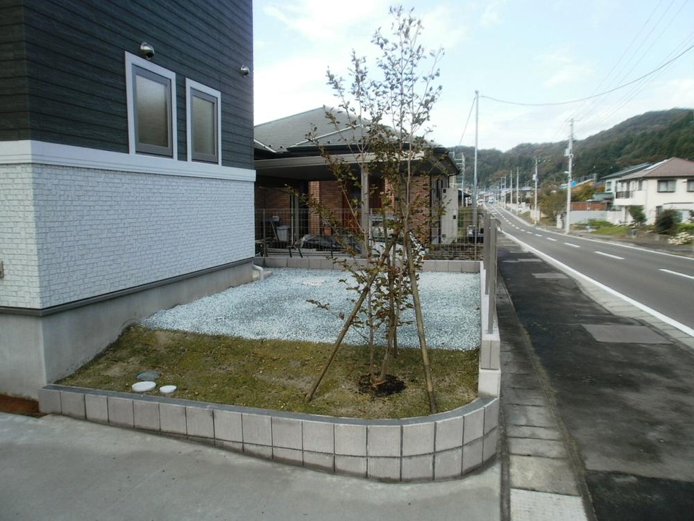 Local photos, including front road. Local (11 May 2013) Shooting