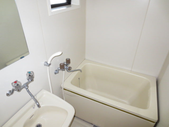 Bath. Integrated washbasin