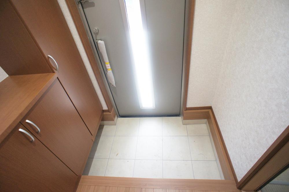 Entrance. Same specifications Photos