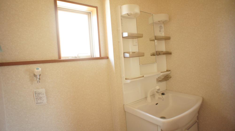 Wash basin, toilet. Same specifications Photos