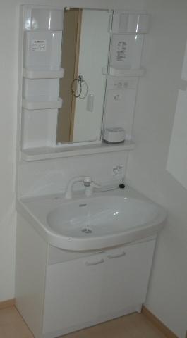 Wash basin, toilet. ● same specifications ●