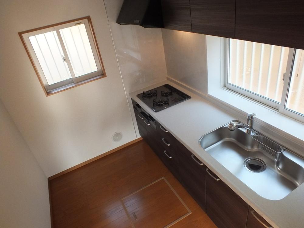 Kitchen. (2) Building: ● same specifications ● countertops artificial marble ☆ Cleaning Ease by the gas appliance enamel top finish ☆