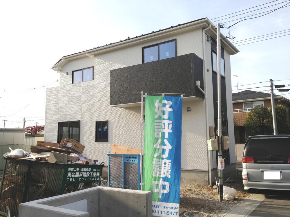 Local photos, including front road. Local (December 9, 2013) Photo: (1) Building