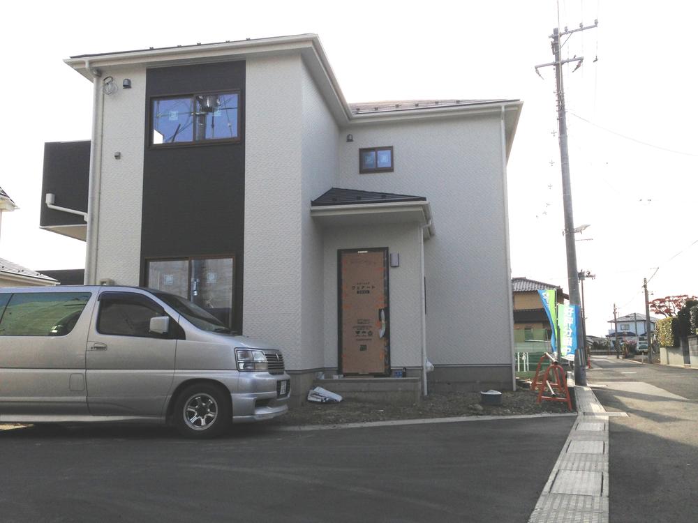 Local photos, including front road. Local (December 9, 2013) Photo: (1) Building