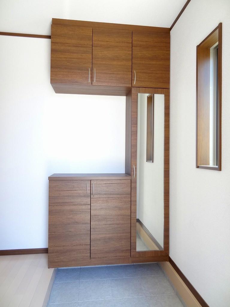 Entrance. Same specifications