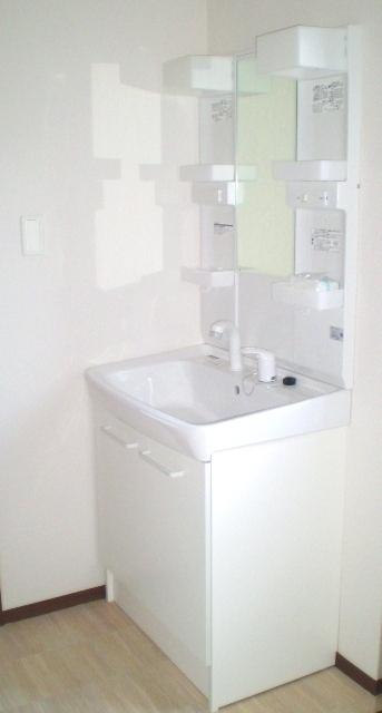 Wash basin, toilet. ● same specifications ●