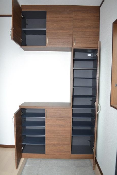 Entrance. Same specifications Shoes cloak