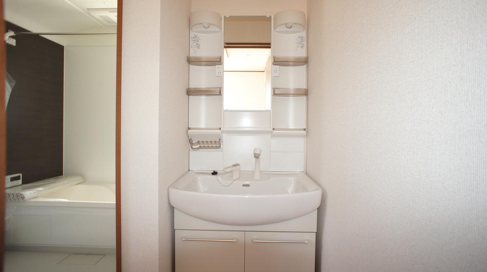 Wash basin, toilet. Same specifications Photos