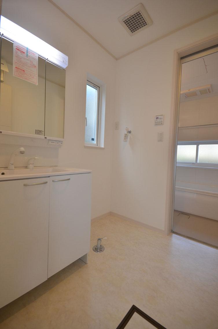 Wash basin, toilet. Building A Three-sided mirror vanity