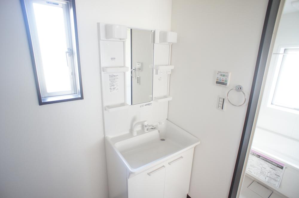 Wash basin, toilet. Same specifications Photos