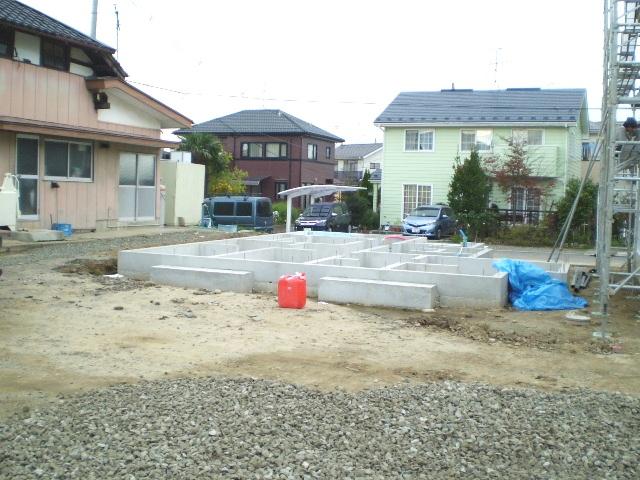 Local photos, including front road. (1) Building: local (November 7, 2013) Shooting