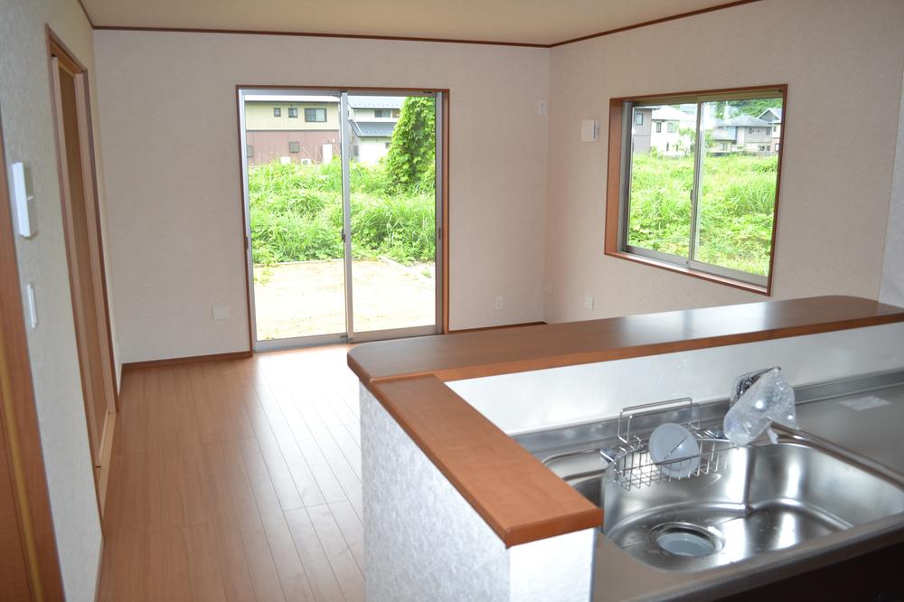 Same specifications photos (living). Building 2 Quiet sink has greatly reduce the sound and tableware sound around the splashing of water fitted with a damping material on the back side of the sink bottom. Also Serapaneru is wallpaper material of antibacterial specifications clean keep the kitchen wall with a simple care (^ 0 ^) / Water purifier on earth