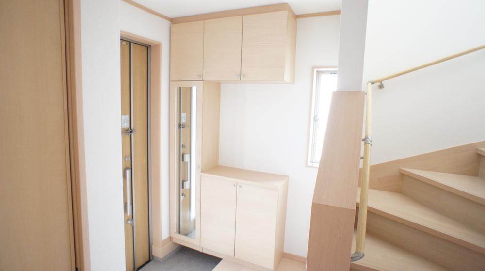 Entrance. Same specifications Photos