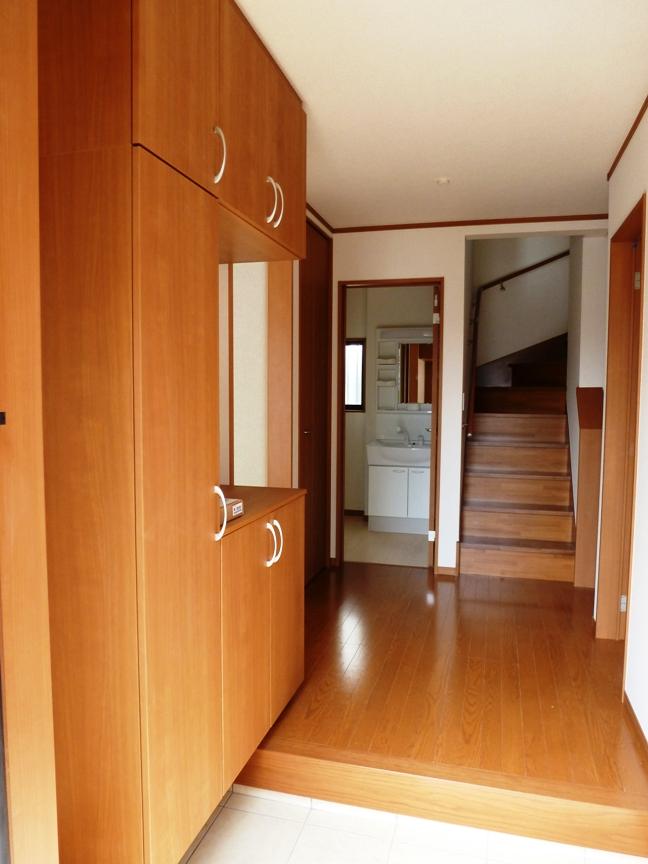 Entrance. Saturdays, Sundays, and holidays, Local briefing session held in.