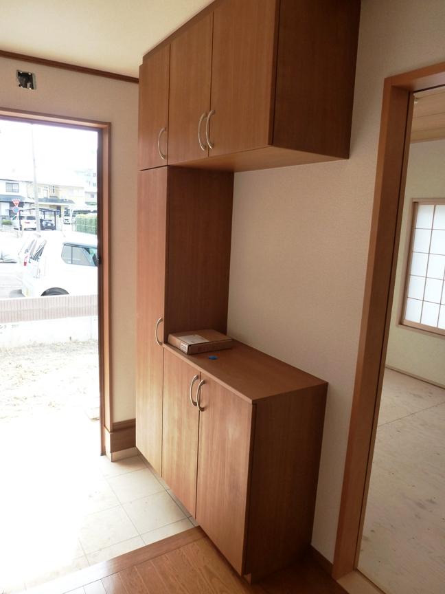 Entrance. Shoe storage enhancement