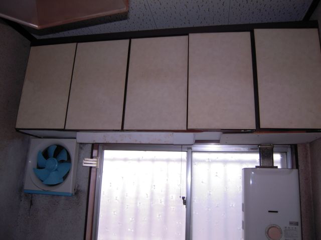Kitchen. There are also housed in the kitchen upper, Storage is possible of seasoning and cooking utensils.