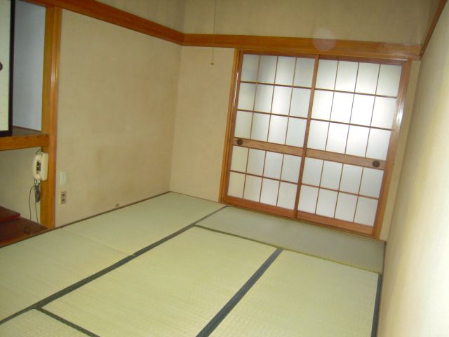Living and room. Japanese-style room is 6 quires. It is a good smell of the stomach grass.