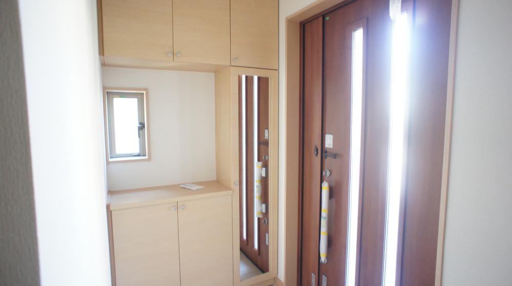 Entrance. Same specifications Photos