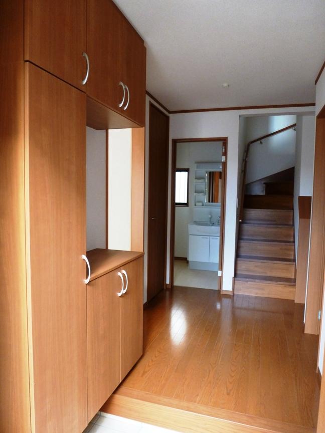 Entrance. Saturdays, Sundays, and holidays, Open House held in.