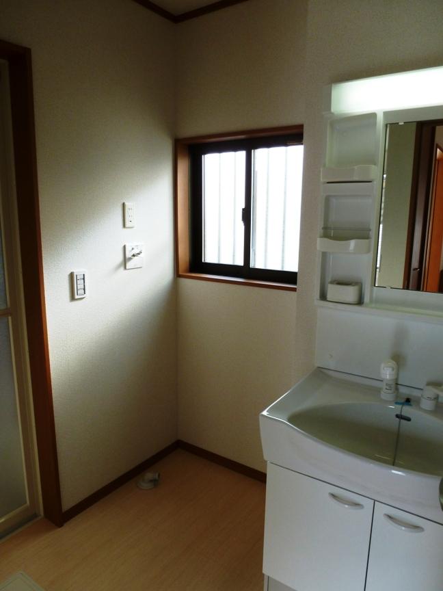 Wash basin, toilet. Plumbing system by the header method