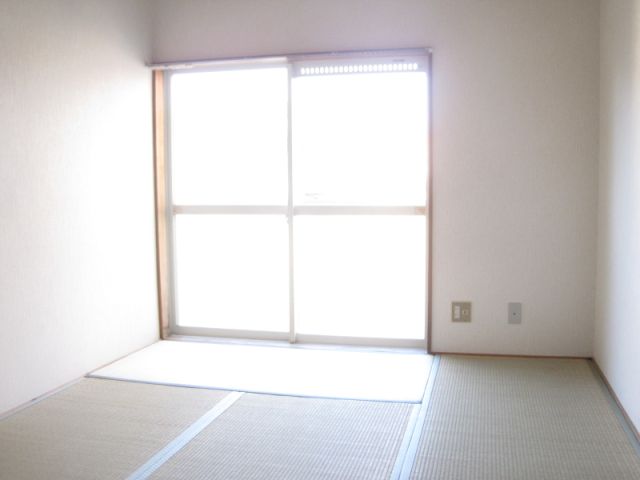 Living and room. It is east-facing room.