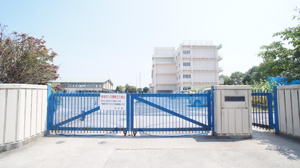 Primary school. Okino 770m to East Elementary School