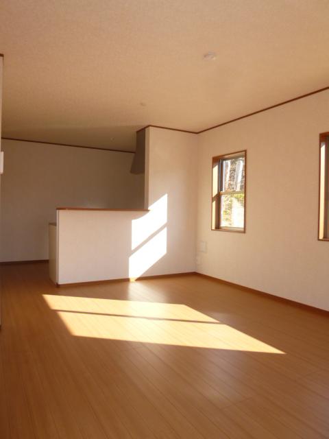 Living. (2) Building: same specifications ●