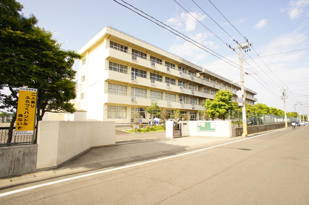 Junior high school. Okino junior high school 1050m to