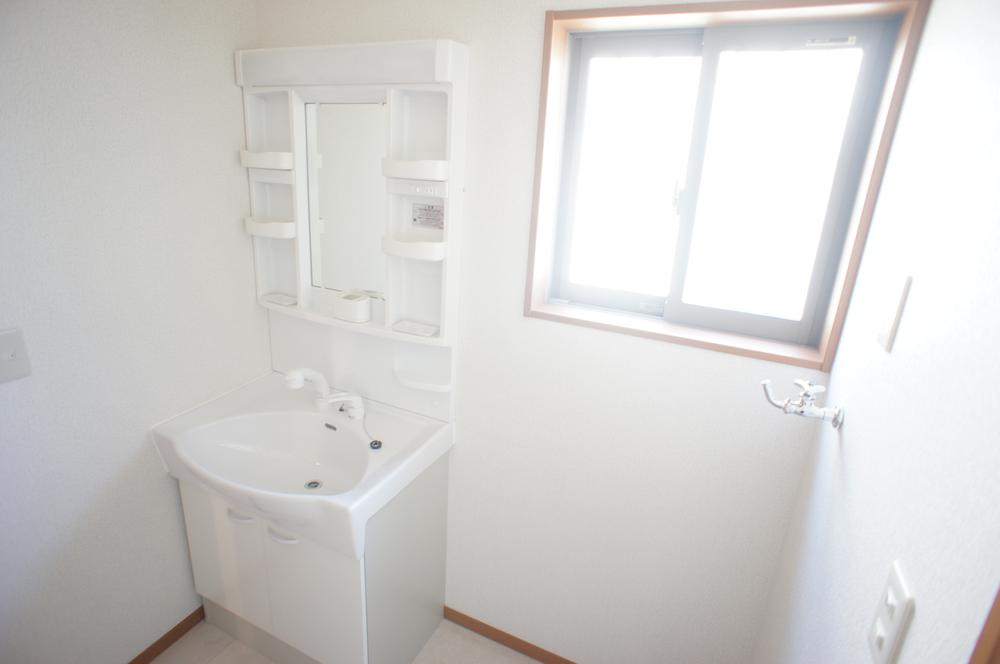 Wash basin, toilet. Same specification example