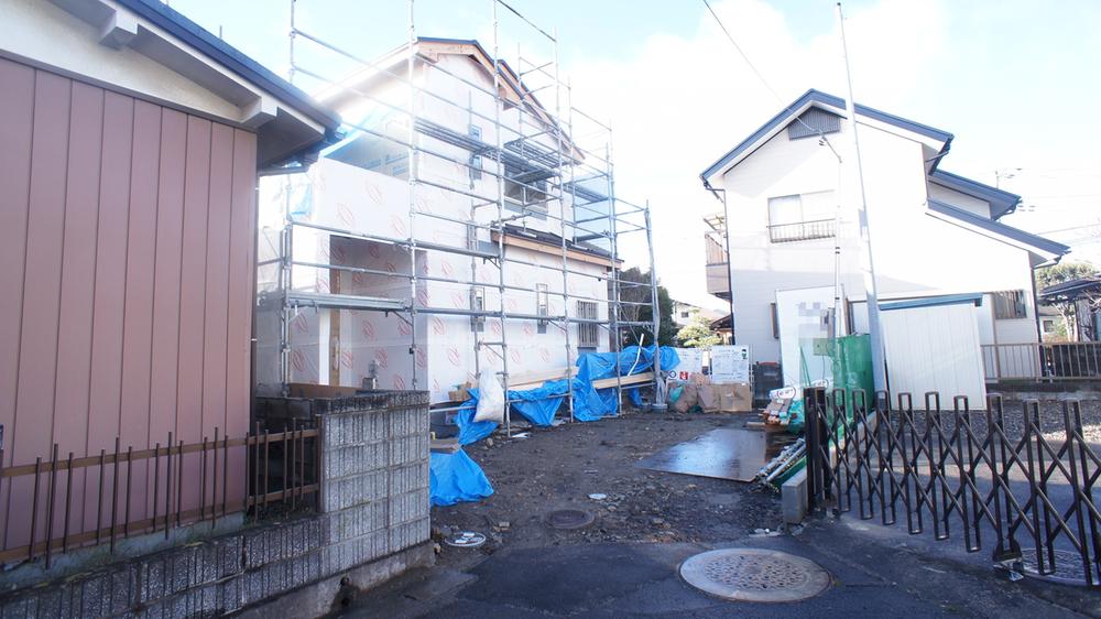 Local appearance photo. Local appearance photos, including front road