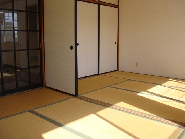 Living and room. By connecting between the two, It can also be used as a large Japanese-style room.