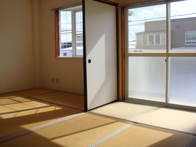Living and room. Is a Japanese-style room of 2 between the More.
