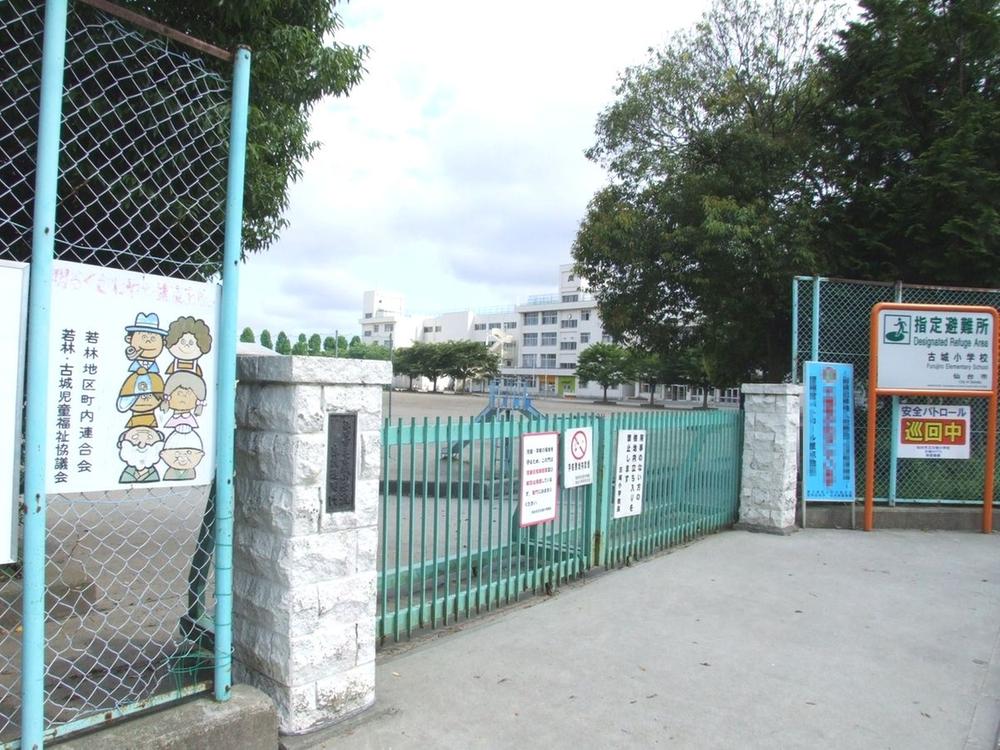 Primary school. 1000m until the castle elementary school