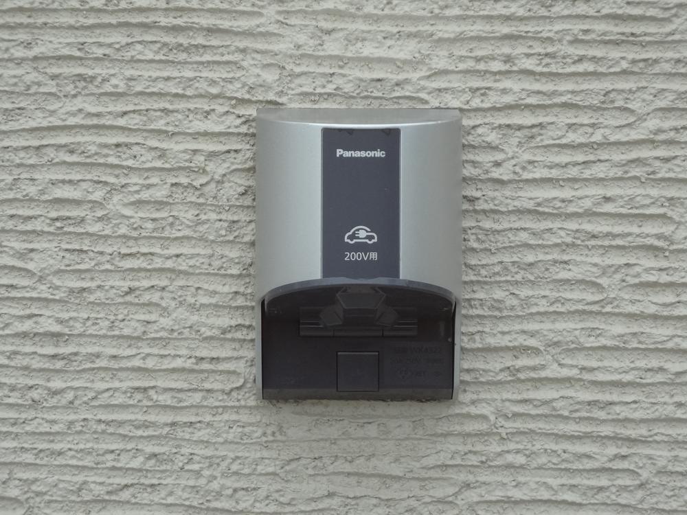 Other Equipment. Late at night to use the power, Standard equipped with a "car outlet" that electric vehicles can be charged