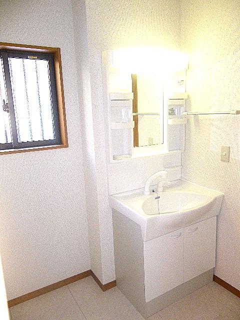 Wash basin, toilet. Same specifications Ceramic surface ball, Hose internal organs type of lift-up faucet, Base cabinet stuck to the usability, Storage shelves can be changed in height by a removable (^ 0 ^) /