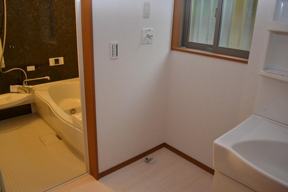 Wash basin, toilet. Same specifications Construction Case photo