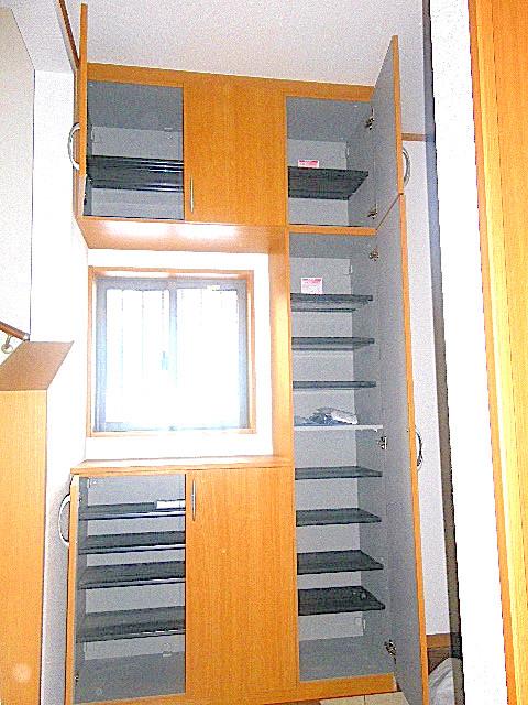 Entrance. Same specifications Shoes cloak