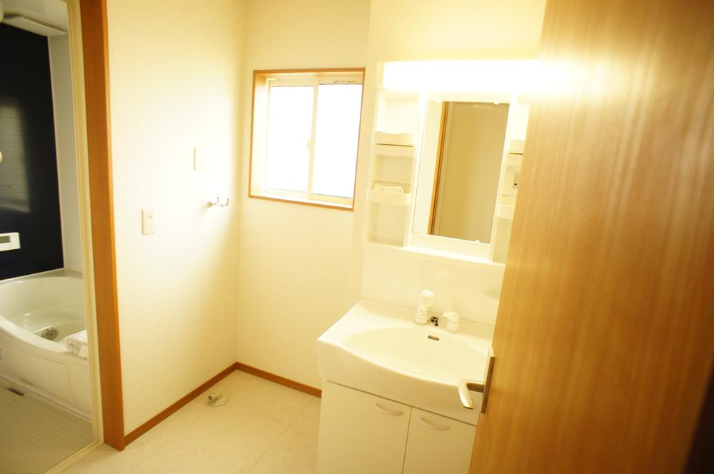 Wash basin, toilet. Same specification example